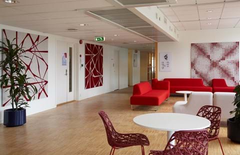 akustikmoduler i rød og hvid filt hos Tryg Oslo (4)